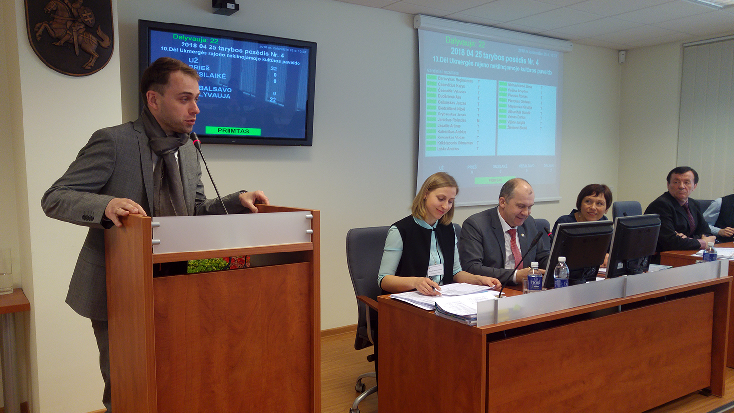 ir sveikino / Savivaldybės tarybos posėdžio dalyviai spėjo ir „parepetuoti“ prieš artėjančią Miesto šventę.