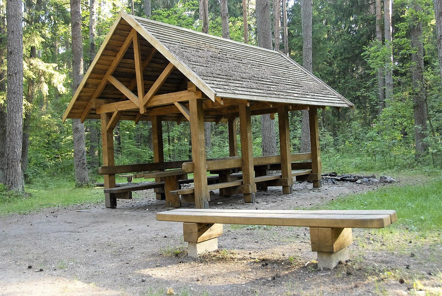 Populiariausia poilsiavietė – sveikatingumo takas / Gedimino Nemunaičio nuotr. Ukmergiškių labiausiai lankomas sveikatingumo takas Pivonijos šile ir jo poilsiavietės.