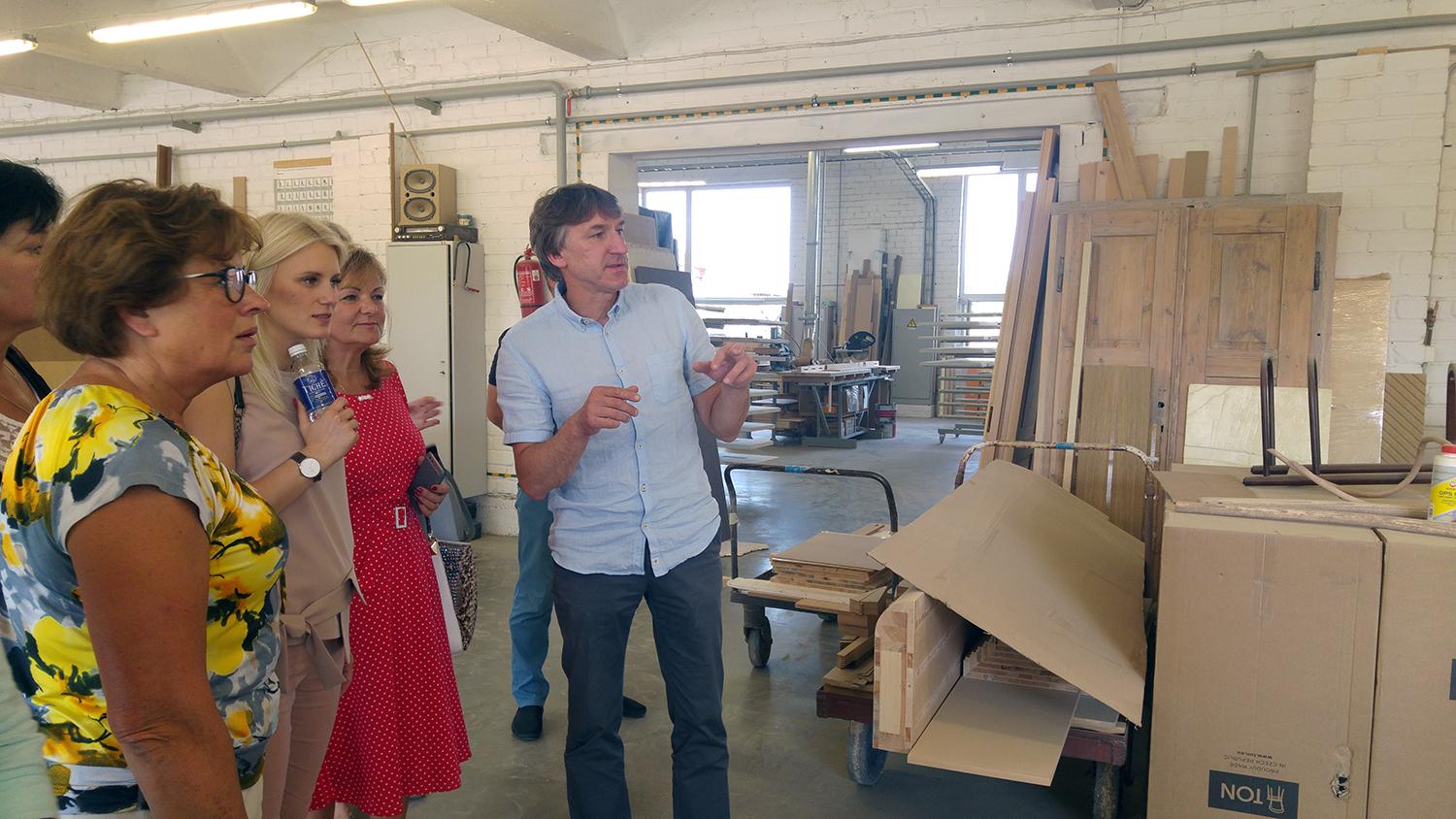 Posėdyje – apie verslo įmonių sėkmę ir rūpesčius / Apie gaminamas duris pasakojo UAB „Stradivarijai“ savininkas G. Tamelis. Autorės nuotr.