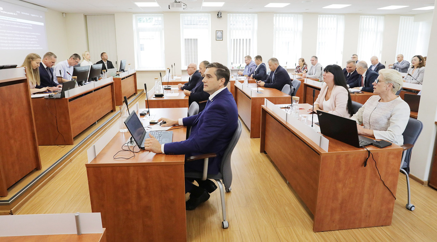 atlyginimai ir kritika dėl aplinkkelio / Dainiaus Vyto nuotr. Rugpjūčio 31-ąją įvyko penktasis šios kadencijos Ukmergės rajono savivaldybės tarybos posėdis.