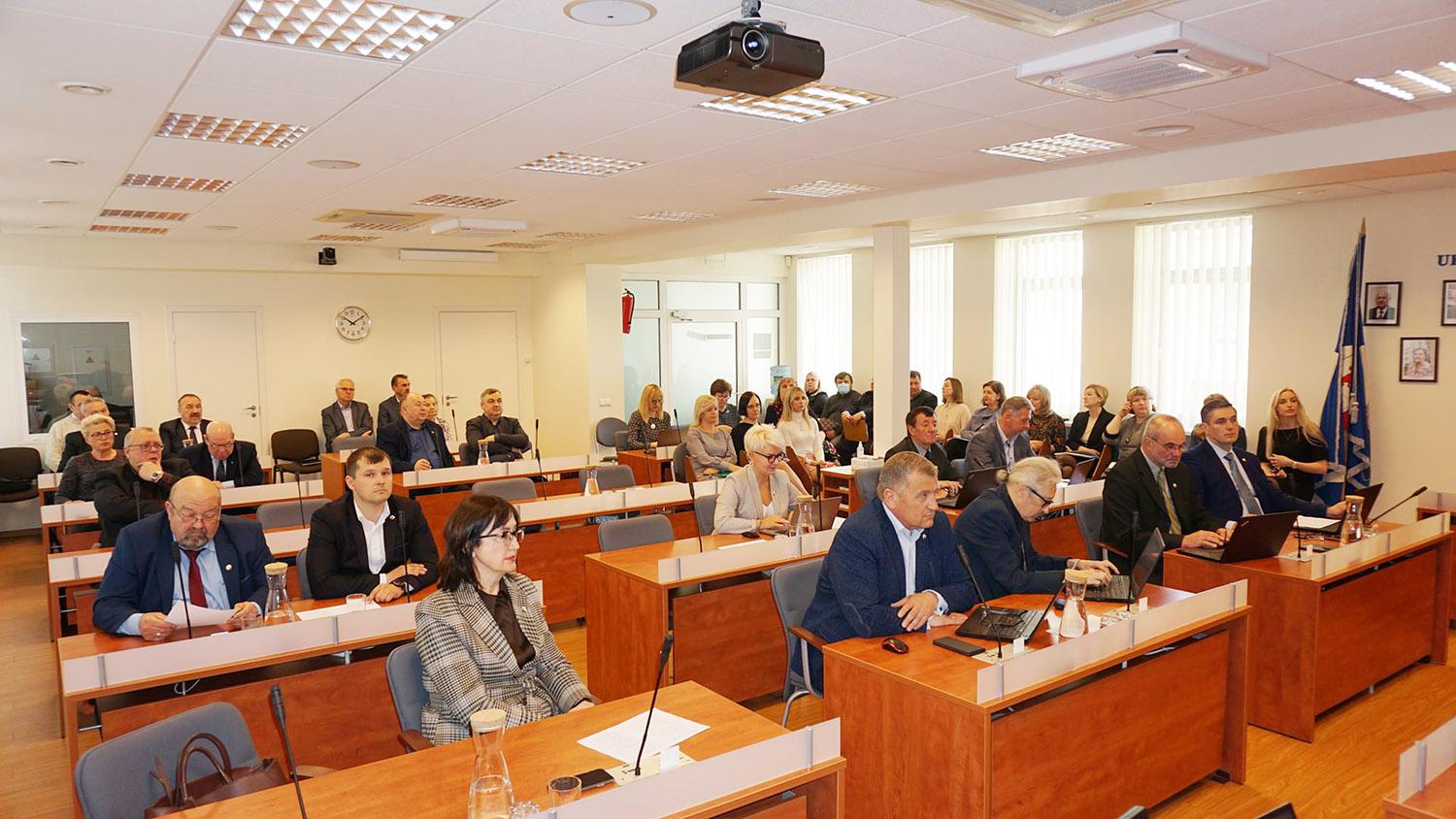 Posėdyje – pusšimtis išnagrinėtų klausimų / Posėdis vyko gyvai ir be kaukių.  Daivos Zimblienės nuotr.