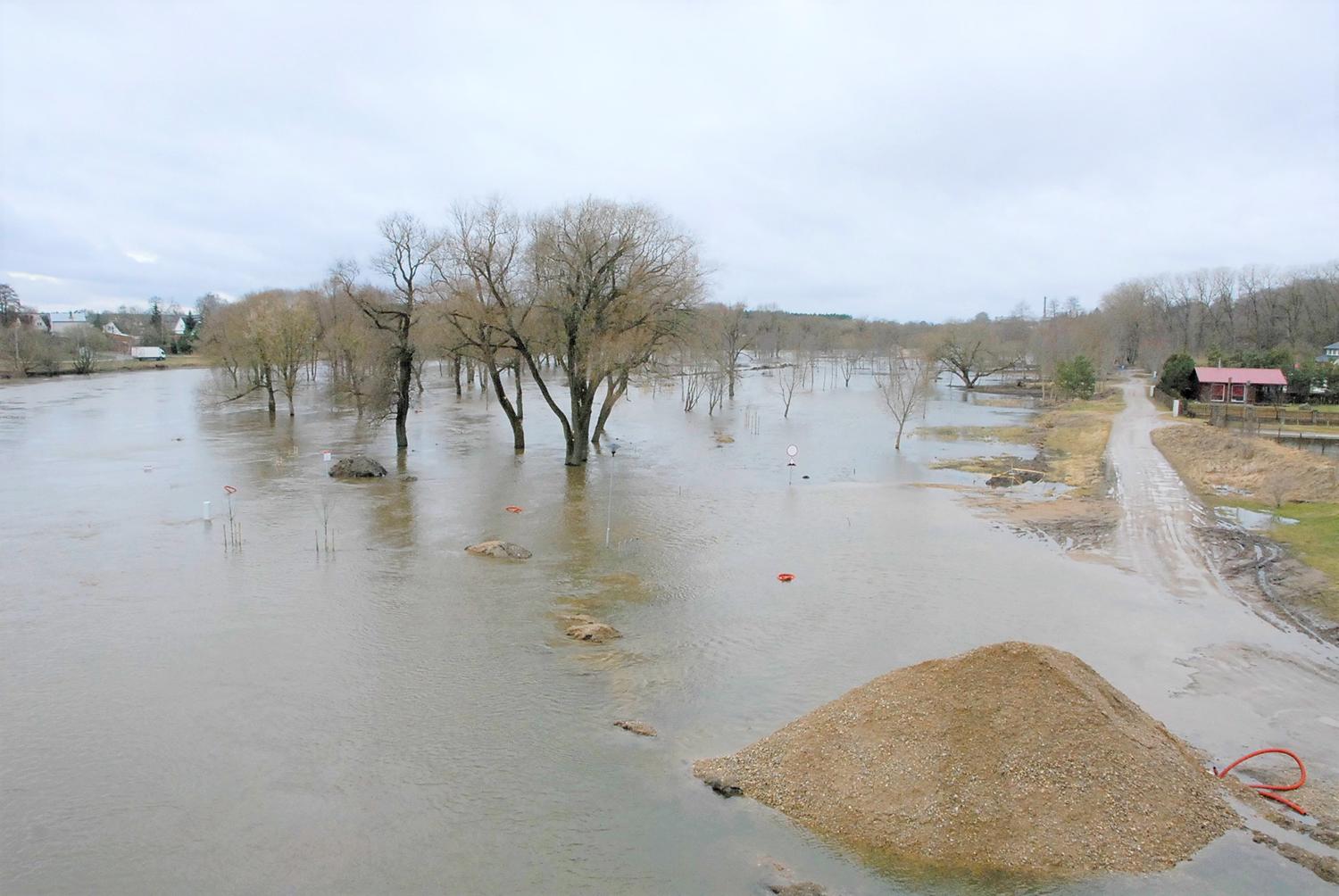 Potvynis apsėmė būsimą taką palei Šventąją / Ties Ukmerge – didžiulis Šventosios potvynis.  Gedimino Nemunaičio nuotr.