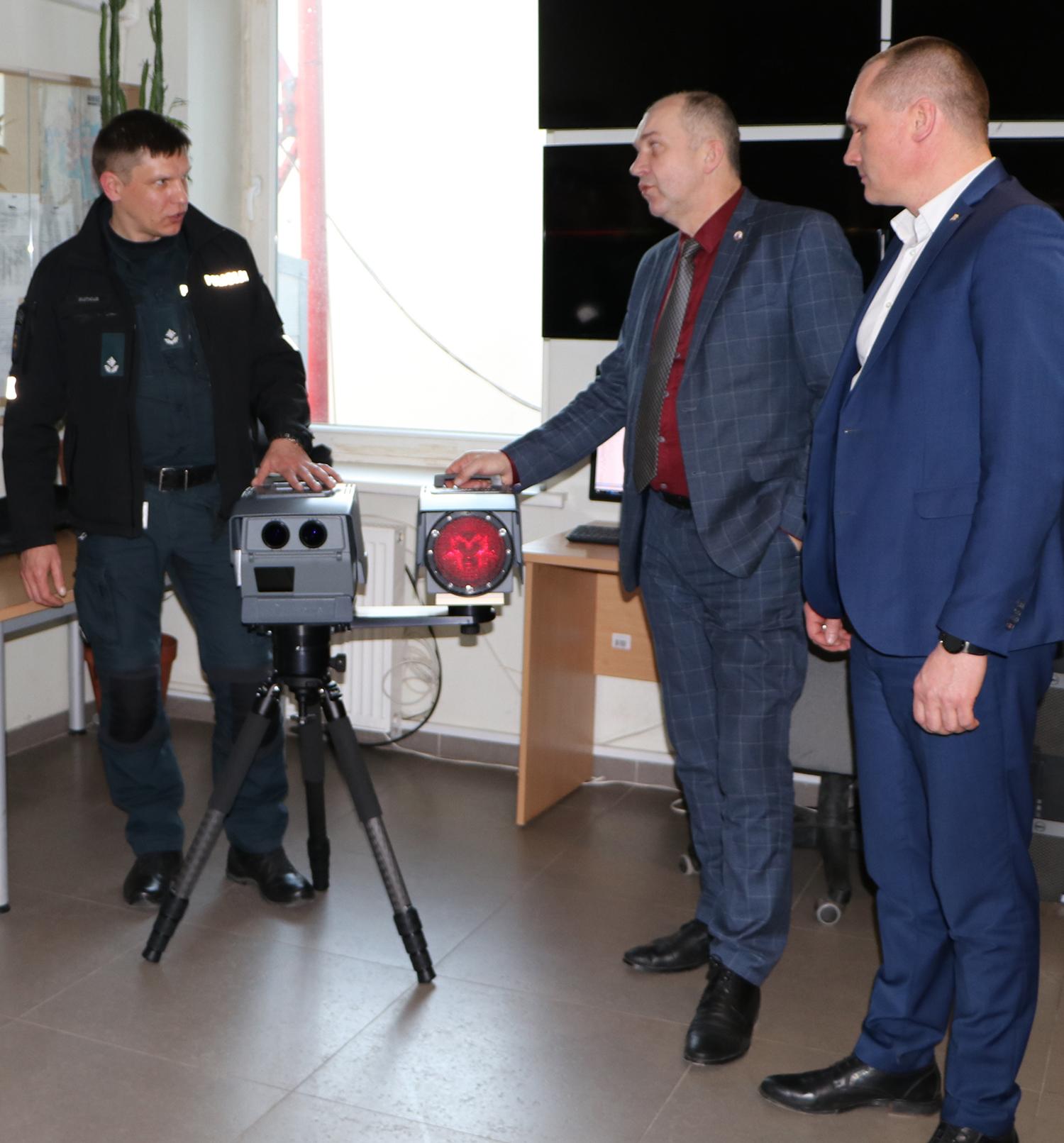 Pradėtas eksploatuoti naujasis greičio matuoklis / Mobilųjį greičio matuoklį apžiūrėjo į policijos įstaigą užsukę rajono vadovai.