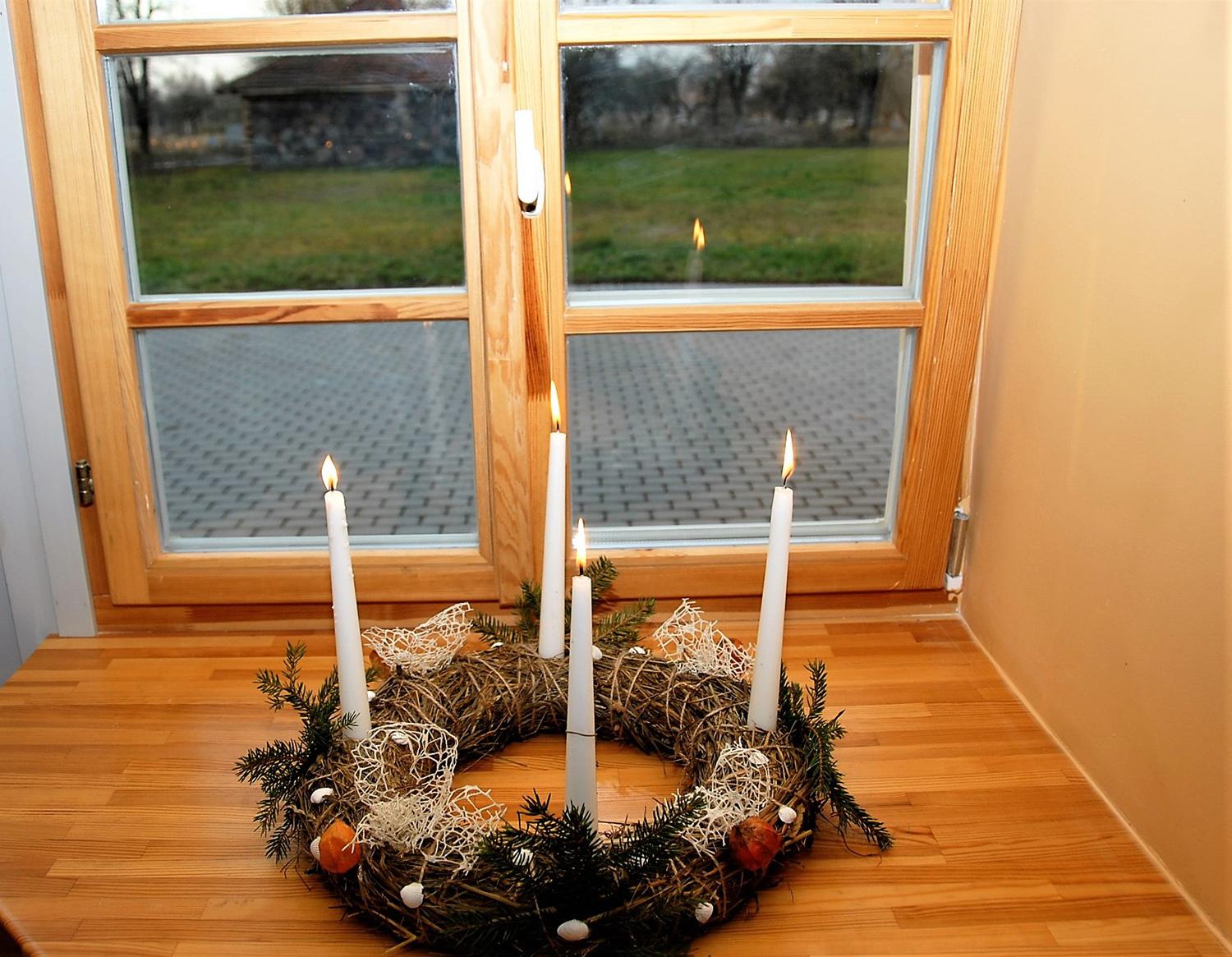 Prasideda adventas – Kalėdų laukimo metas / Per adventą bažnyčios ir namai puošiami vainikais ir žvakėmis.  Gedimino Nemunaičio nuotr.