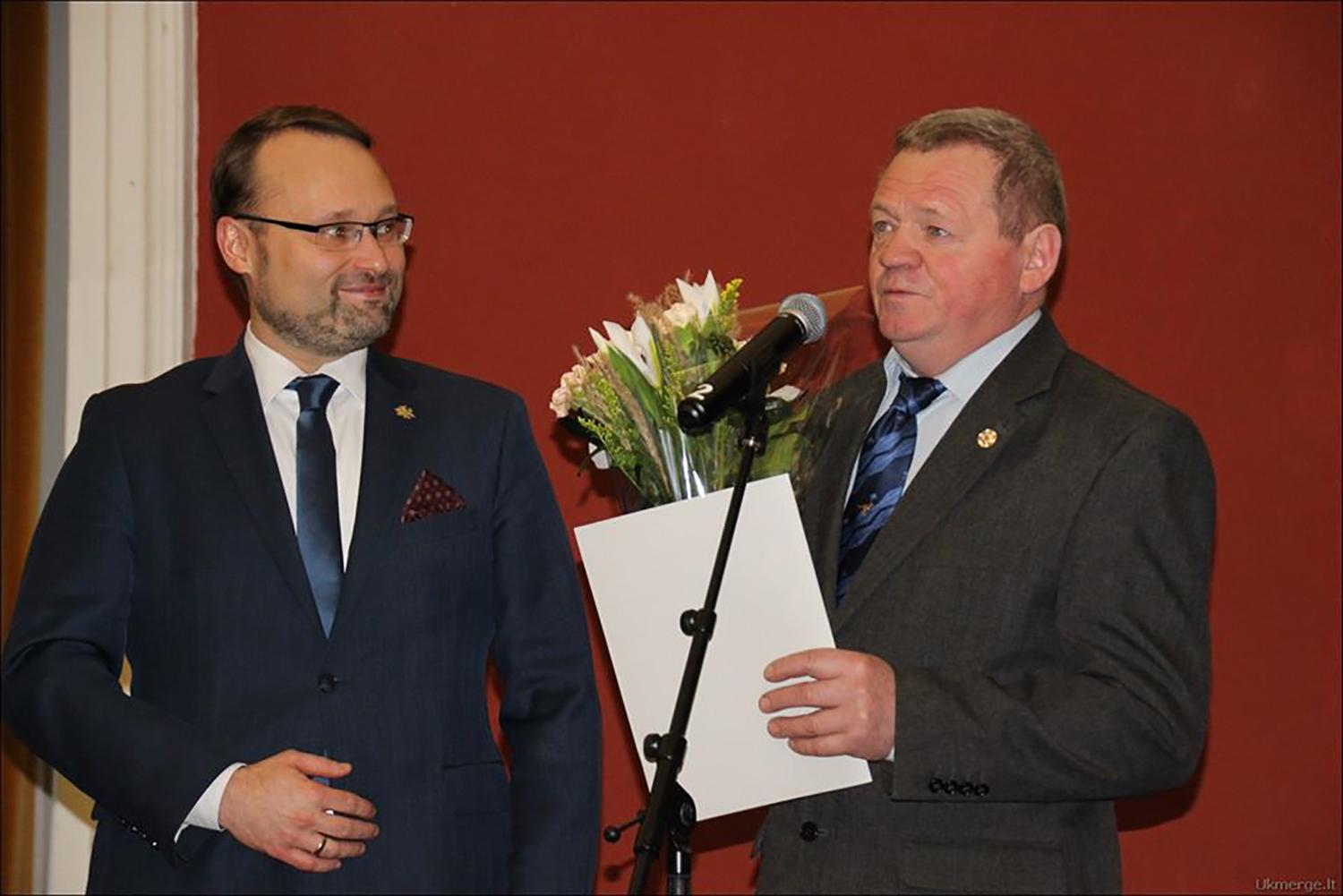 Premija įteikta skulptoriui Rimantui Zinkevičiui / Daivos Zimblienės nuotr. R. Zinkevičiui įteikė premiją už tradicinės kultūros puoselėjimą ir skleidimą.