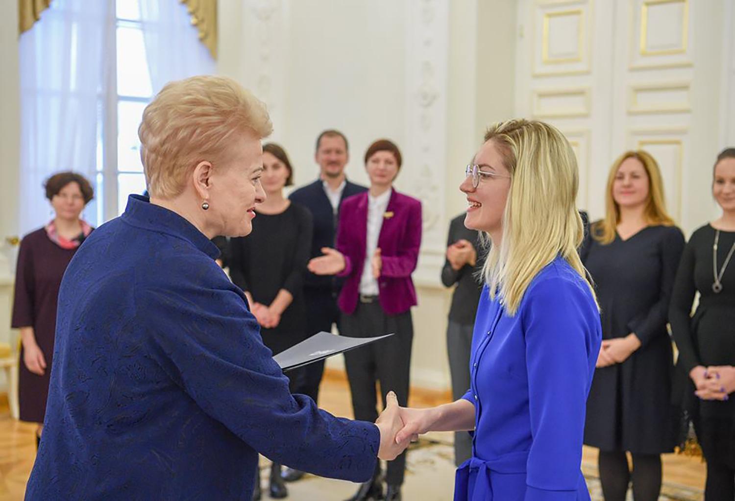 Prezidentė apdovanojo padėkomis / Prezidentė Dalia Grybauskaitė pasveikino Vlado Šlaito viešosios bibliotekos Bibliografijos ir kraštotyros skyriaus vedėją Sigitą Astikienę. „Knygų Kalėdų“ feisbuko nuotr.