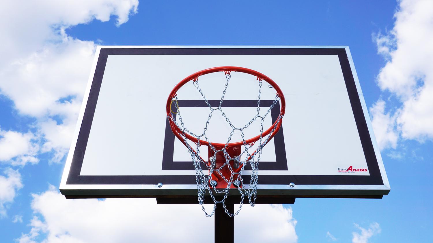 Prie daugiabučių atnaujinamos krepšinio lentos /