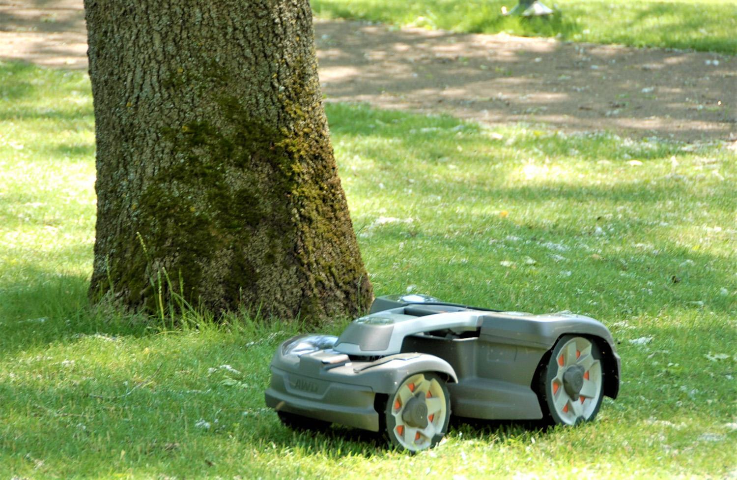 Prie išmaniųjų žoliapjovių geriau nelįsti – jos akylai stebimos / Pilies parko žolynus prižiūri robotai. Gedimino Nemunaičio nuotr.