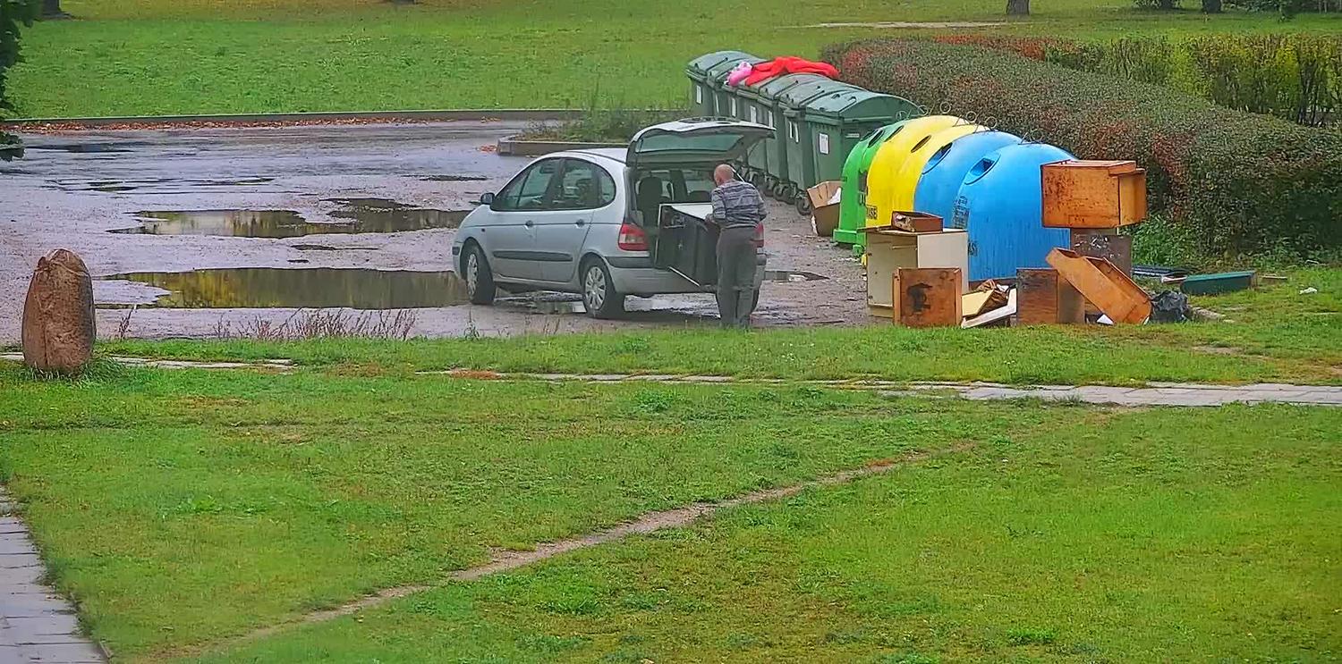 Prie konteinerio palikti baldai gali virsti bauda / Daugiausia pažeidėjų nustatyti padėjo pastatyti vaizdo stebėjimo prietaisai.