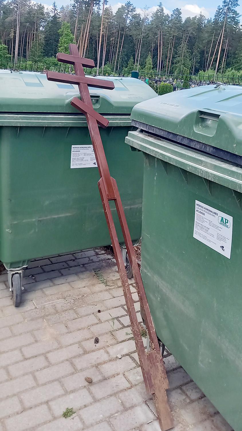 Prie konteinerių numeta net kryžius / Apgailėtinas vaizdas prie Dukstynos kapinių.