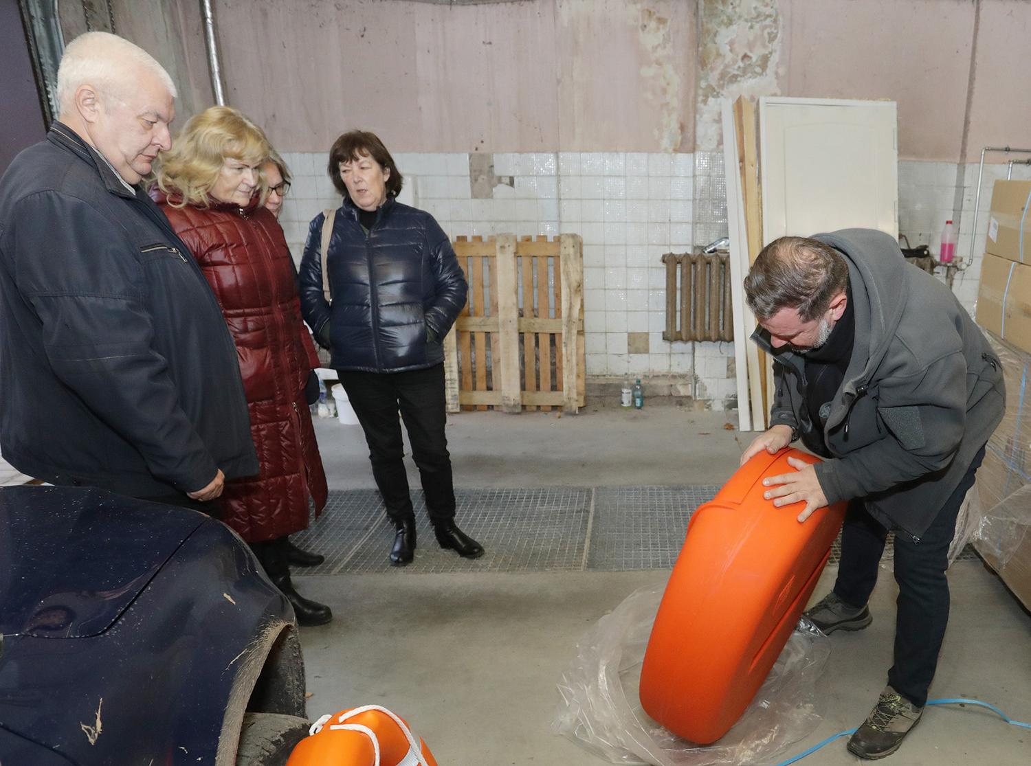 Prie maudyklų atsiras gelbėjimosi priemonės / Gelbėjimo komplektus atsiėmė seniūnai. Dainiaus Vyto nuotr.