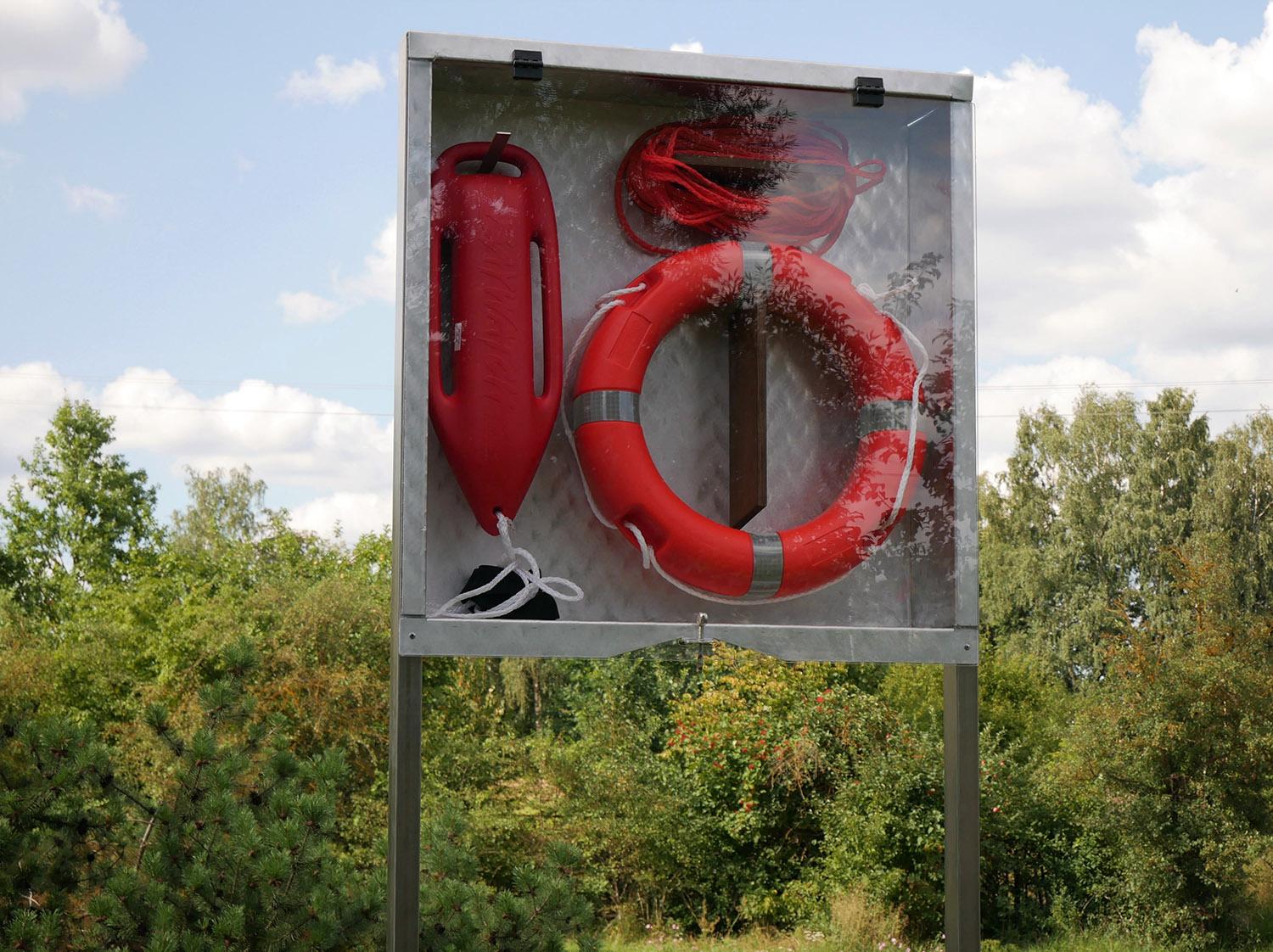 Prie maudyklų įrengs gelbėjimo priemonių stendus / Rajono savivaldybės nuotr. Tokie ugniagesių įrengti stendai su gelbėjimosi priemonėmis greitai atsiras ir mūsų rajone.