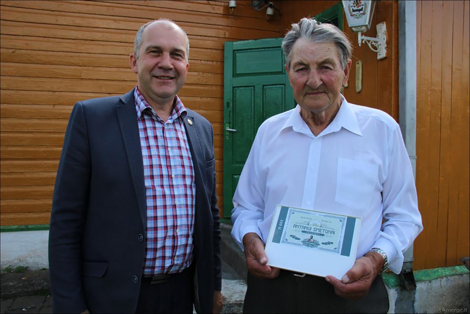 Prie paminklo statybos prisidėjo ir A. Smetonos brolio anūkas / Albertas Smetona (dešinėje) ir rajono meras Rolandas Janickas.