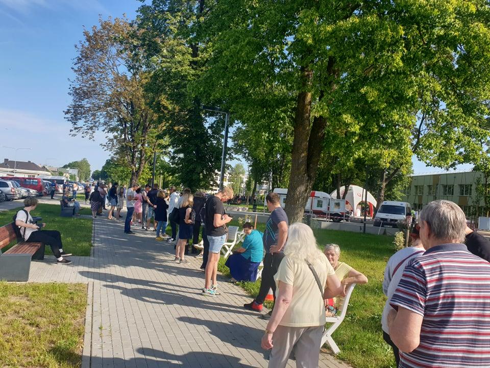 Prie skiepo sustojo į gyvą eilę /