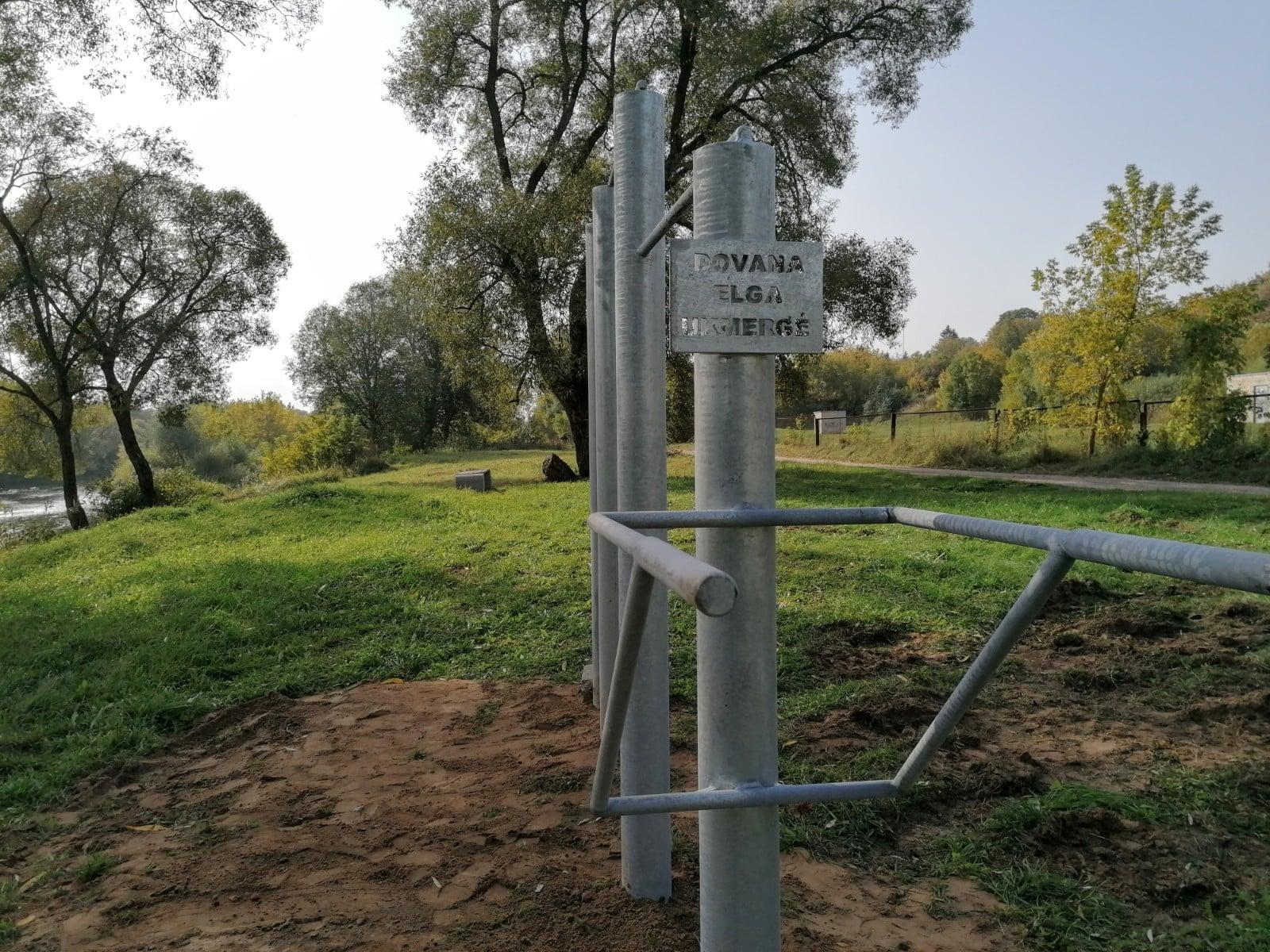 Prie upės – dar viena vieta sportui / Prie upės įrengtas skersinis.