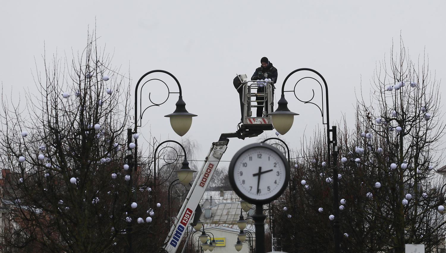 Prieš šventes miestas pateiks staigmenų / Dainiaus Vyto nuotr. Ukmergė puošiama – netrukus miestas taps „Kalėdų pasaka“.