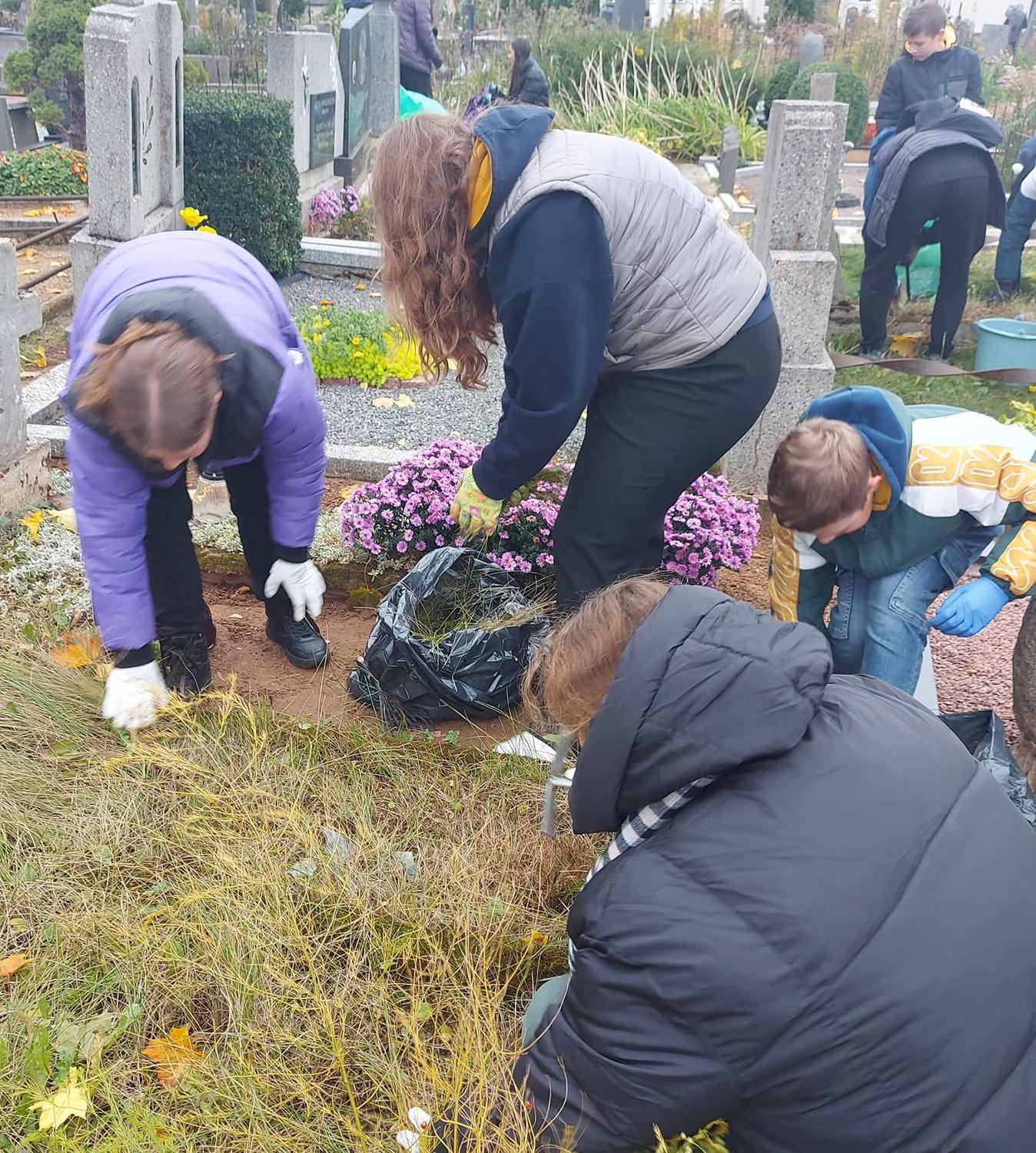 Prieš Vėlines apleistų kapų nepalieka / Apleistus kapus tvarko moksleiviai.