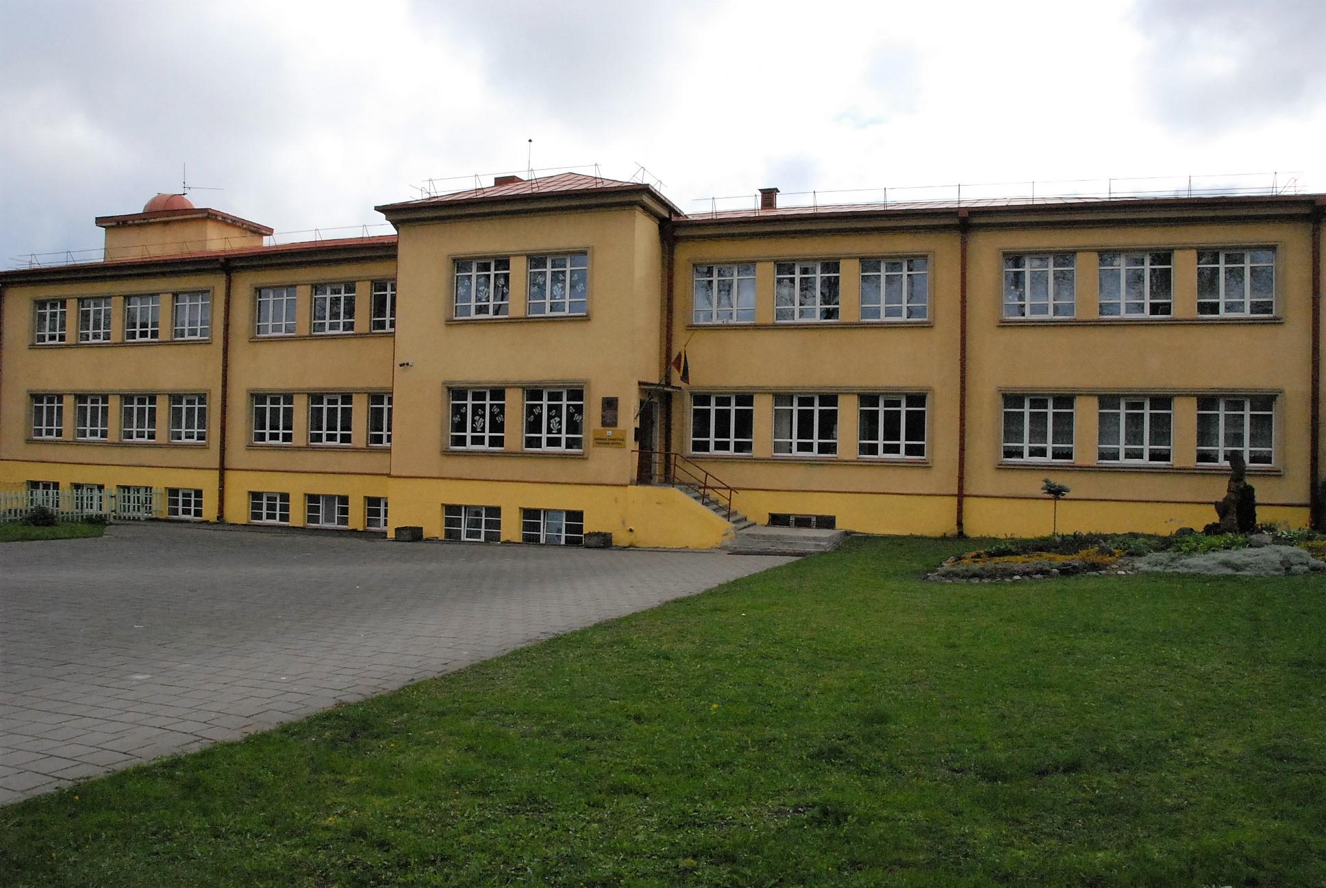 Pripažino penkerius metus laikiusi fiktyvius moksleivius /