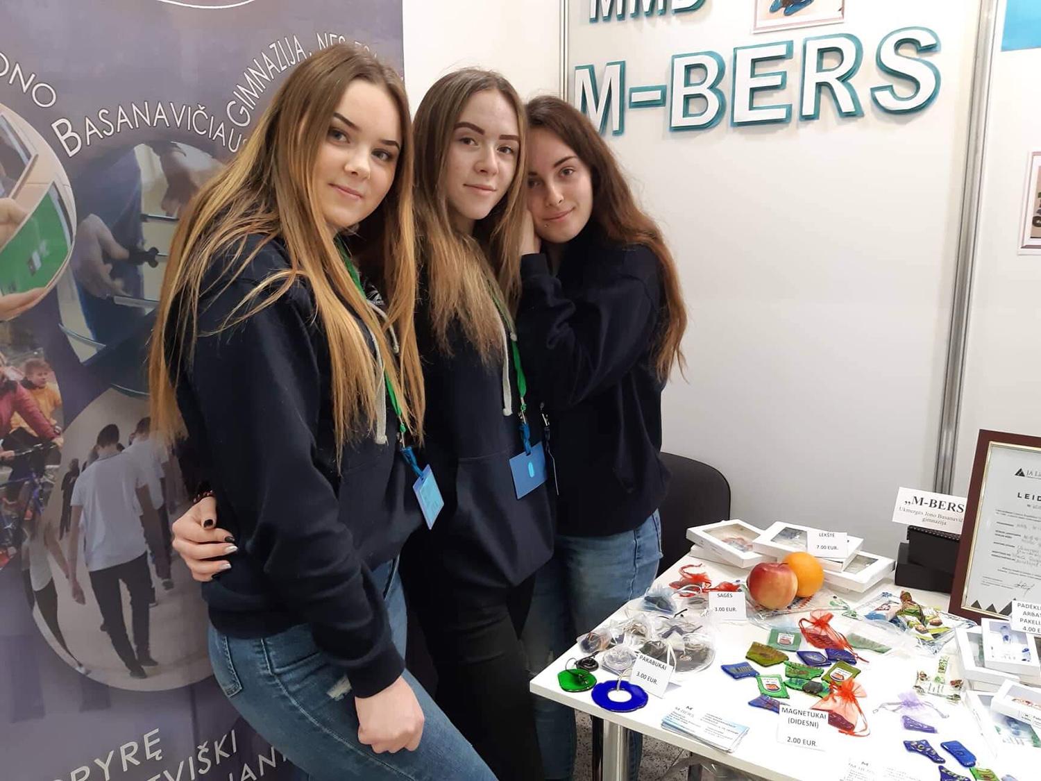 Pripažinti kūrybiškiausiais / Ukmergės Jono Basanavičiaus gimnazijos mokinių mokomoji bendrovė „M-BERS“ pelnė kūrybiškiausios bendrovės titulą.