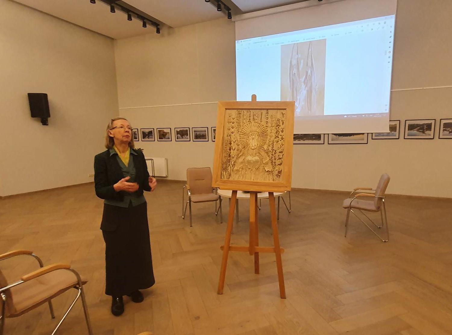 Pristatytas Laimos Dzigaitės meninis kalendorius / Laima Dzigaitė pristatė meninį kalendorių.