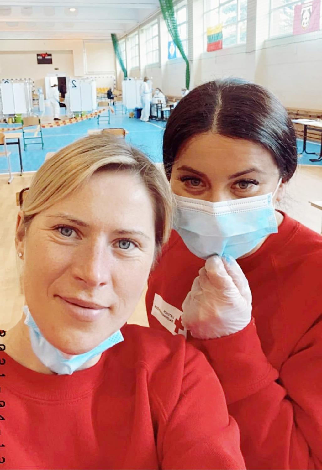 Priversta stabdyti veiklą verslininkė tapo savanore / Savanorės pasitinka skiepytis atėjusius ukmergiškius (Indrė Nadvaravičiūtė – kairėje).  Indrės Nadvaravičiūtės asmeninio archyvo nuotr.