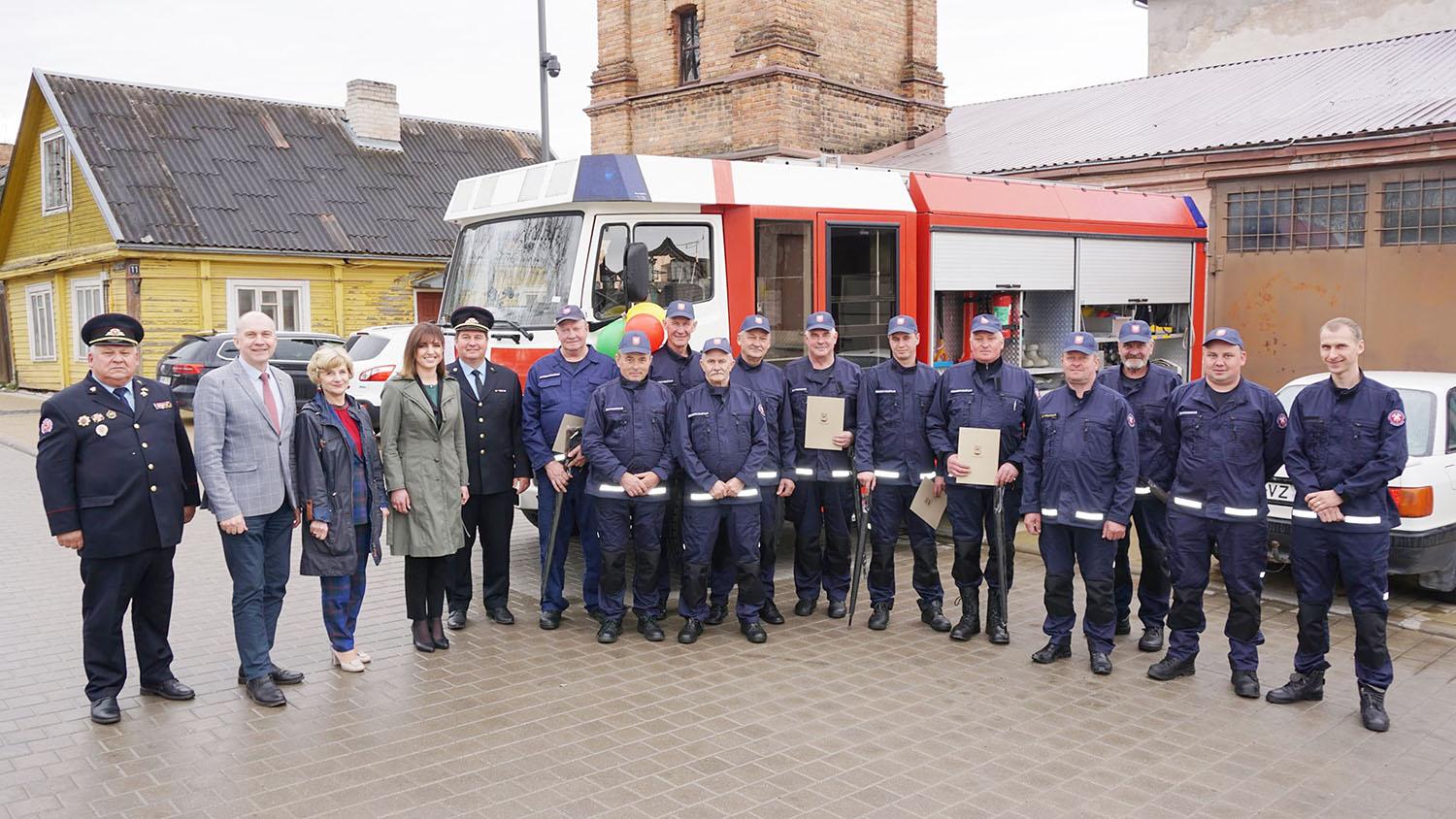 Profesinę šventę paminėjo ugniagesiai / Savivaldybės kieme apžiūrėtas Želvos ugniagesių komandai skirtas gaisrinis automobilis „Mercedes-Benz 1120 AF“.  Daivos Zimblienės nuotr.