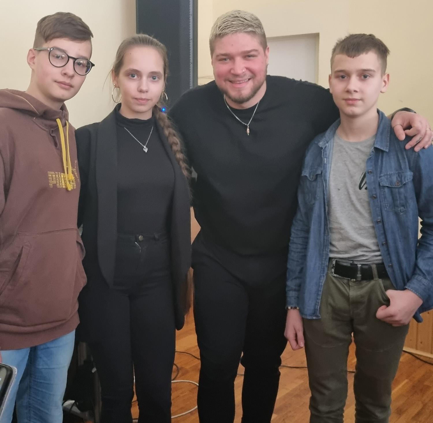 Progimnazijoje lankėsi garsus „YouTube“ turinio kūrėjas / AntanasJ ir „Šilo“ progimnazijos mokiniai.  Gintarės Tuzikienės nuotr.