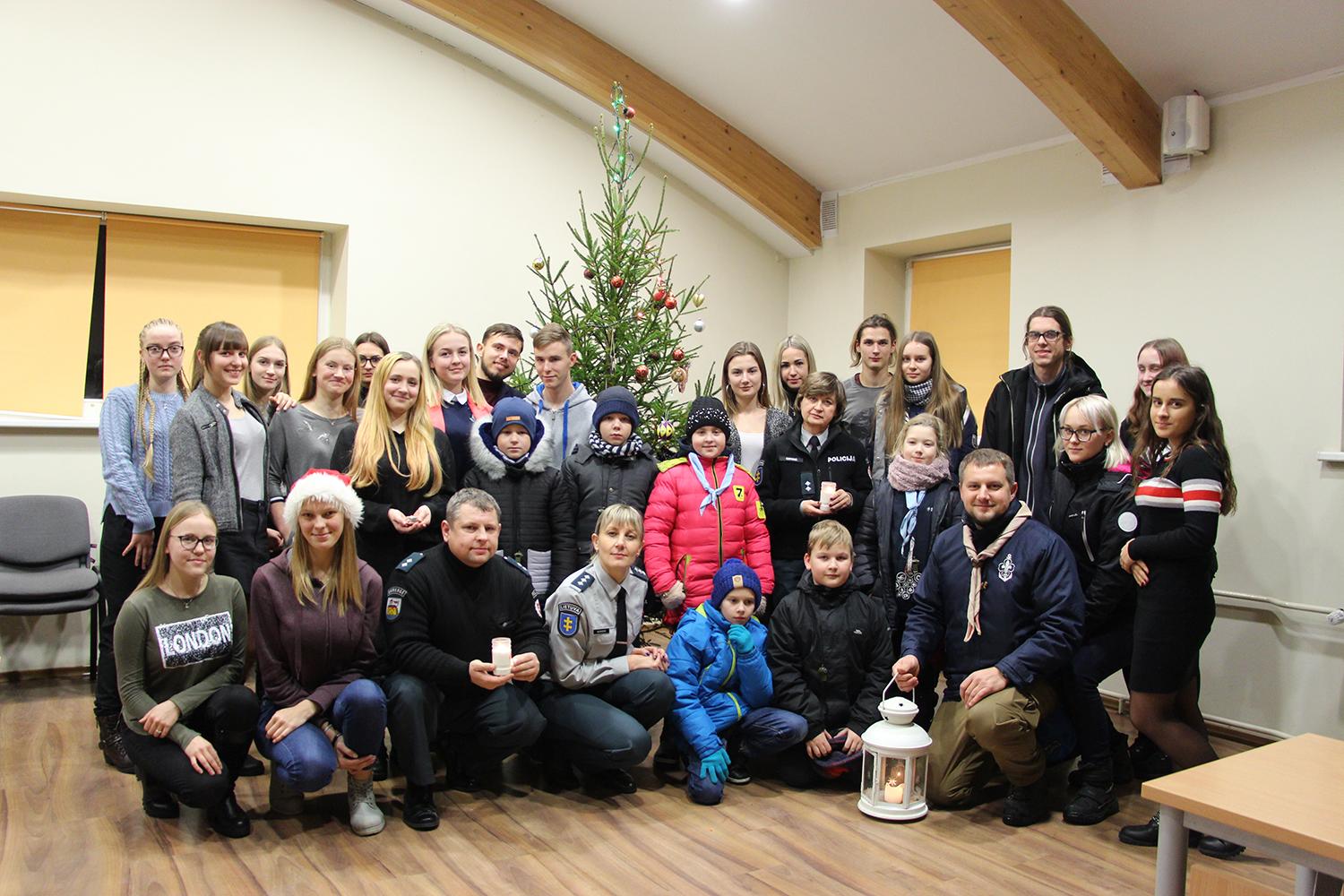 Protus mankštino jaunieji policijos rėmėjai / Policijos rėmėjai sulaukė Betliejaus ugnies.
