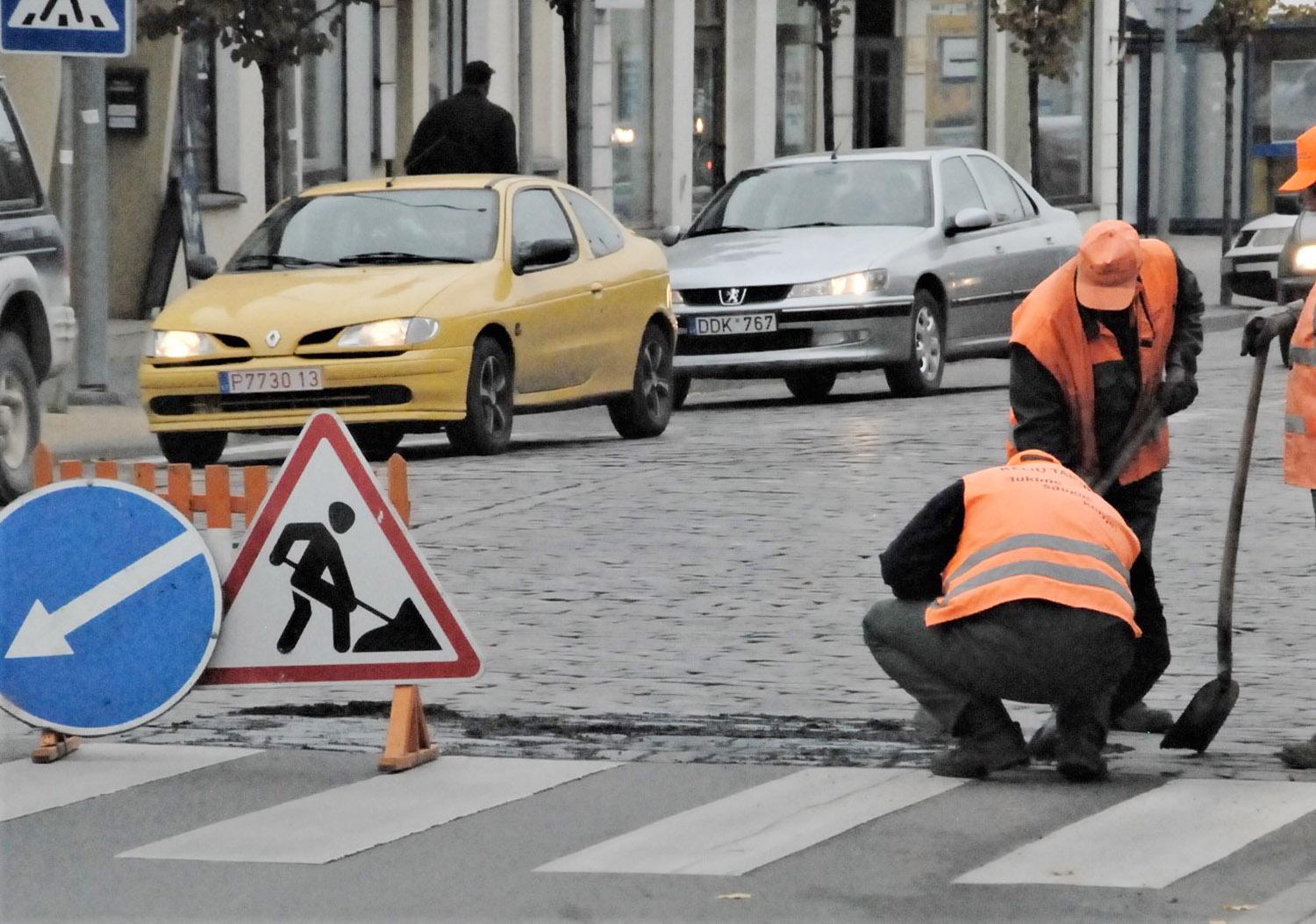 Puola tvarkyti duobes / Mieste skubama lopyti gatves.  Gedimino Nemunaičio nuotr.