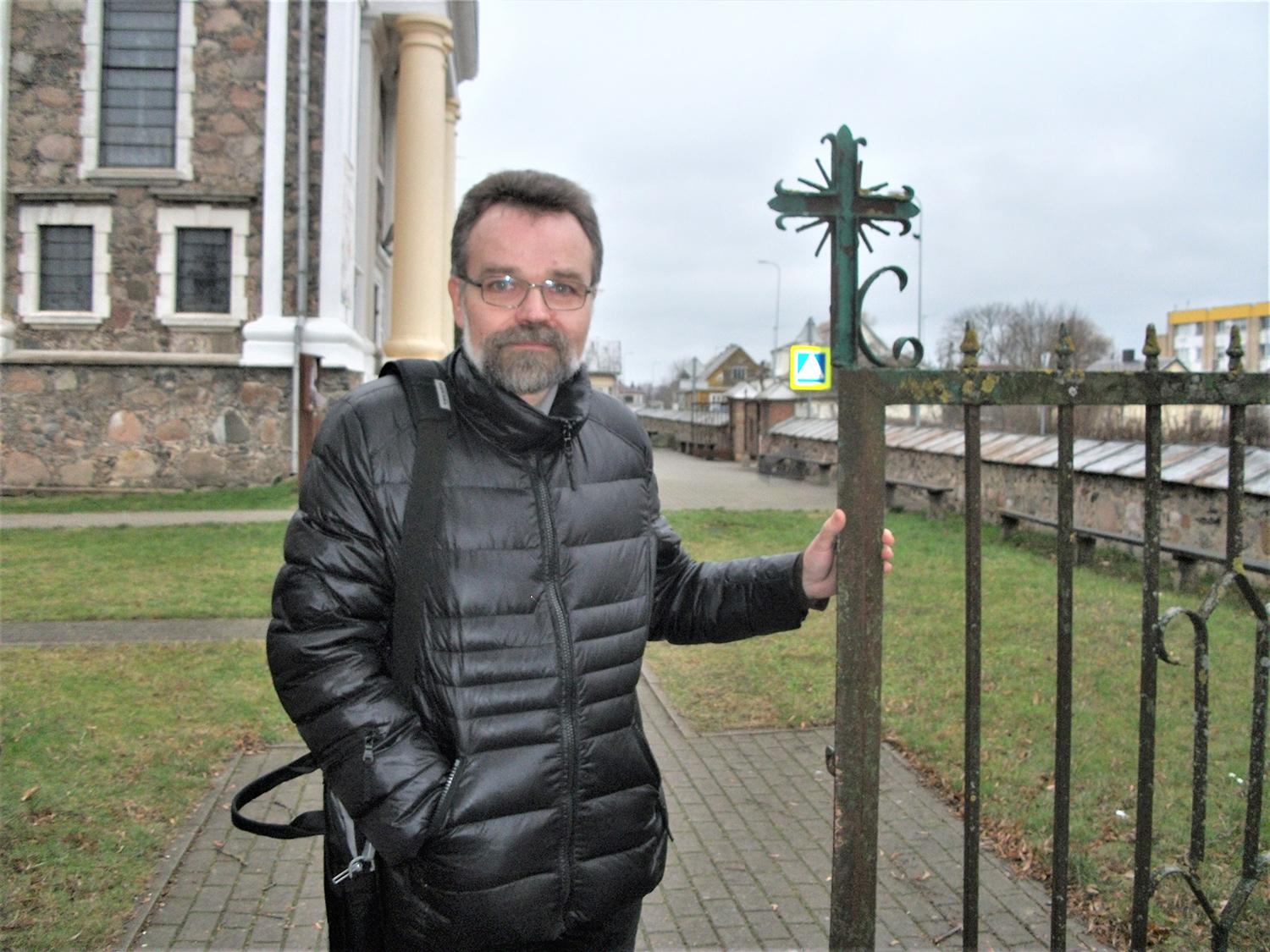 Ragina nepamiršti šv. Kalėdų prasmės / Autorės nuotr. Kunigas Raimundas Kazaitis – Šv. apaštalų Petro ir Povilo bažnyčios klebonas