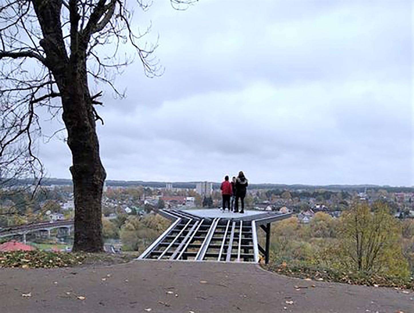 Ragina statybose įspūdžių neieškoti / Ant neįrengtos apžvalgos aikštelės kol kas kojos geriau nekelti.
