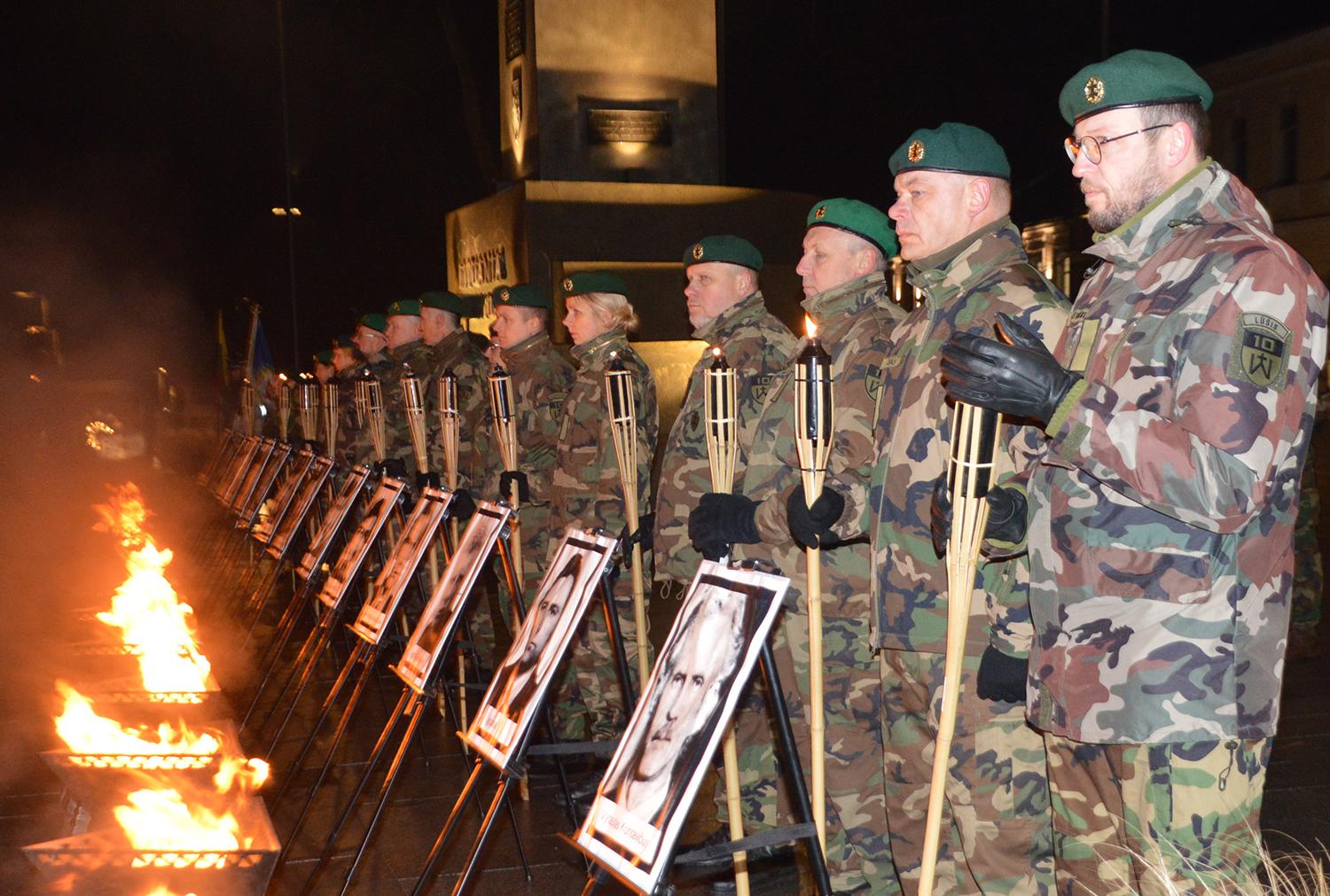 Rajone paminėti tragiški Lietuvai įvykiai / Lietuvos šaulių sąjungos Karaliaus Mindaugo šaulių 10-osios rinktinės Ukmergės Vyčio 1002-osios šaulių kuopos šauliai prie Laisvės gynėjų portretų uždegė atminimo aukurus.  Autoriaus nuotr.