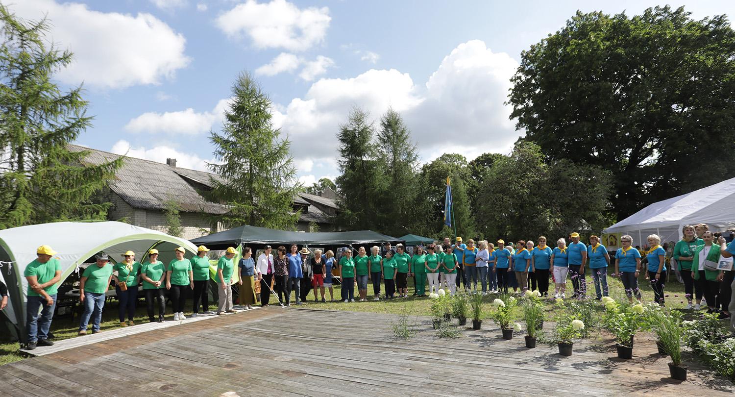 Rajono bendruomenės susibūrė sąskrydyje / Dainiaus Vyto nuotr. Sąskrydžio dalyviai.