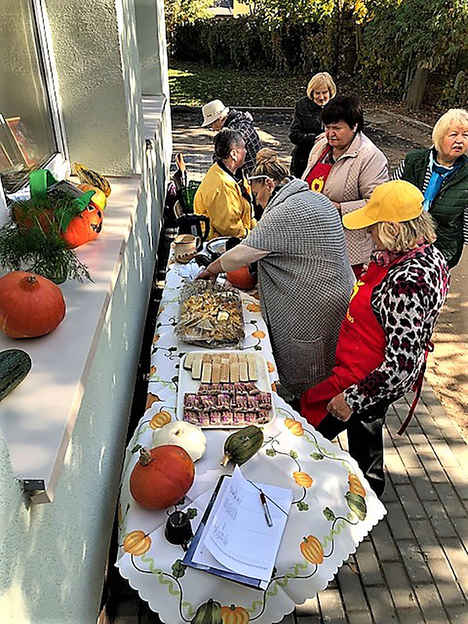 „Renkamės sveikatą!“ / Praeiviai rinkosi dykai dalijamas rudens gėrybes.