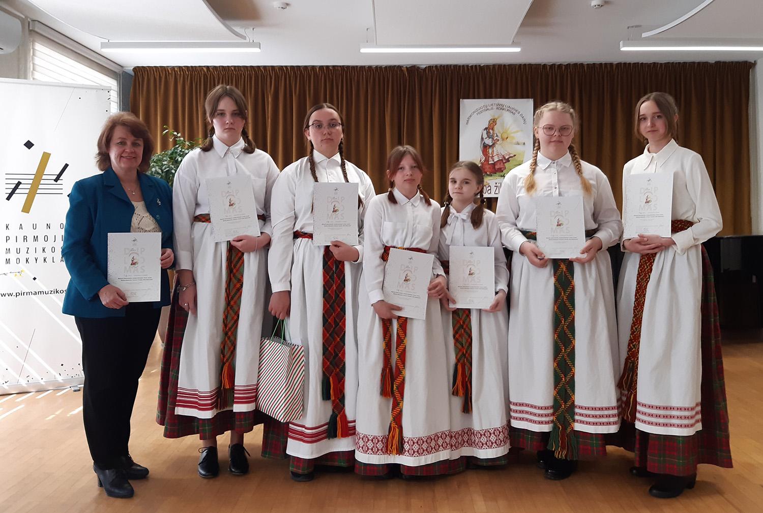 Respublikiniame dainų konkurse tapo laureatėmis / Mokytoja Neringa Valinskienė ir mokinės Martyna Zakarauskaitė