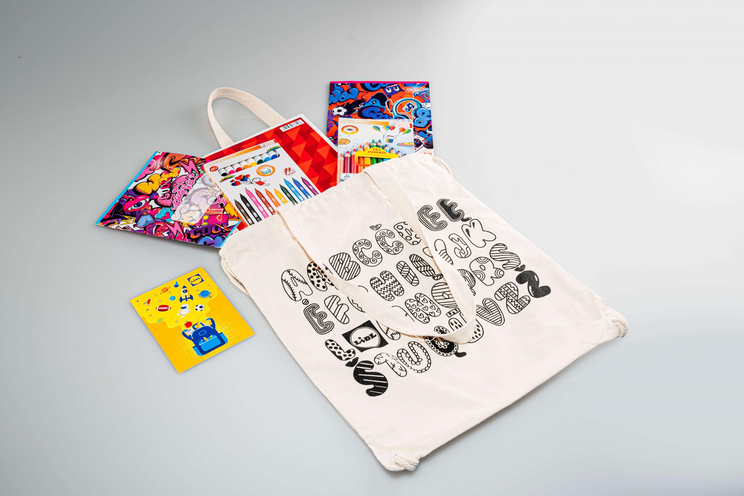 Rugsėjo 1-osios proga „Lidl Lietuva“ darbuotojų atžaloms ir bendruomenės namų vaikams įteiks mokyklinių priemonių rinkinius /