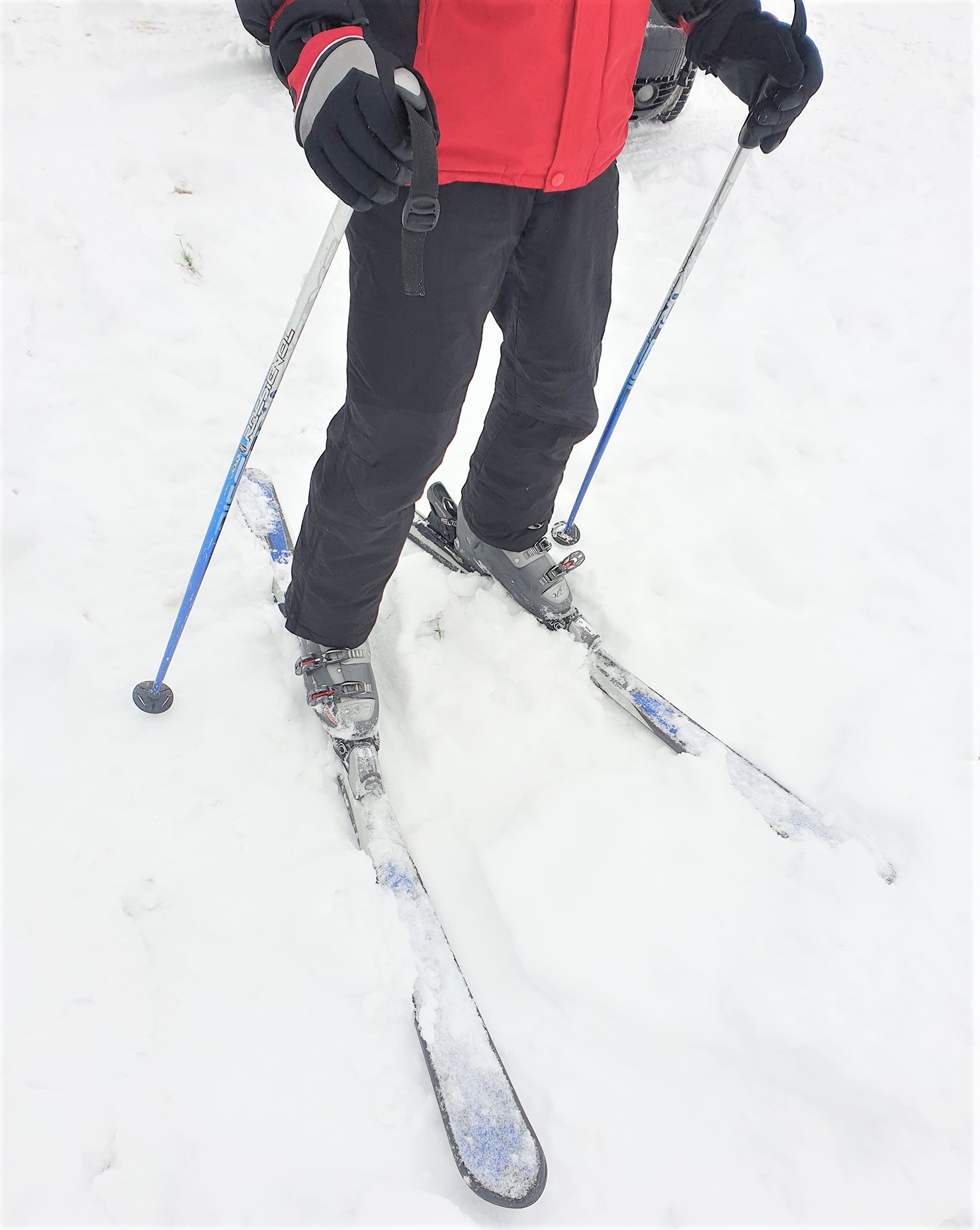 žmonės džiaugiasi žiemos pramogomis gamtoje.  Autorės nuotr.