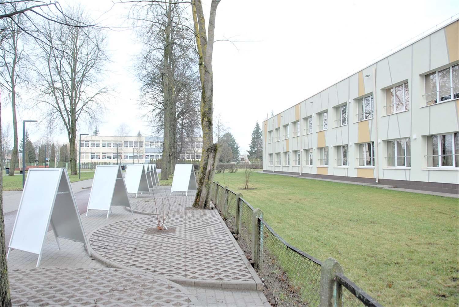 Šalia išgražintos erdvės akis bado iškrypusi tvora / Sutvarkius skverą