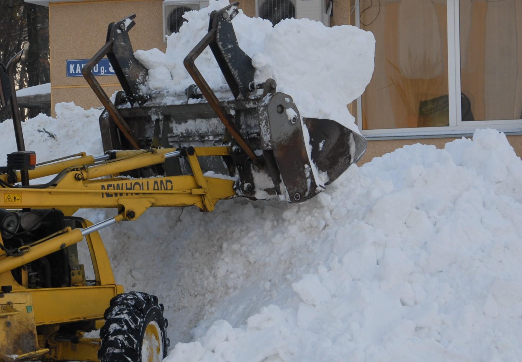 Šaligatviams valyti trūksta darbo rankų /