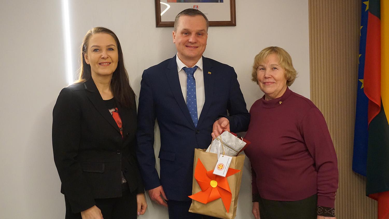 Samarietės padėkojo už palaikymą bei pagalbą / Samarietės rankų darbo dovaną įteikė rajono merui.