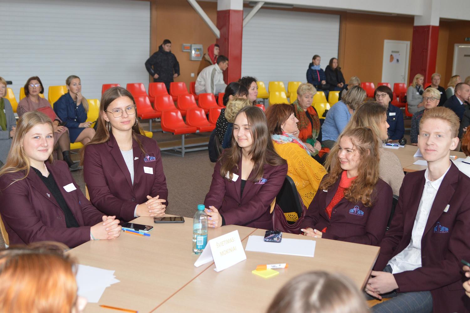 Sambūryje skambėjo įkvepiantys pranešimai / Andriaus Trusovo nuotr. Sambūryje „Profesinis orientavimas kartu: švietimas ir verslas“.
