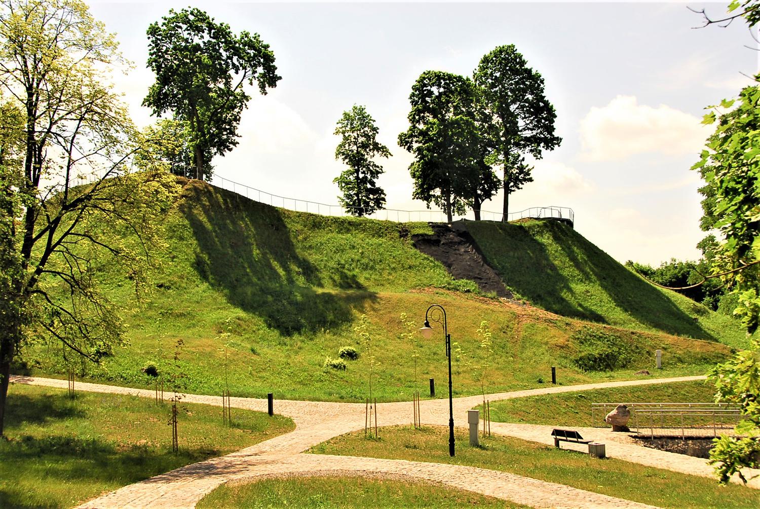 Santuokas registruoti nutarė ant Ukmergės piliakalnio / Santuokos ceremonijos vyks ir ant Ukmergės piliakalnio. Gedimino Nemunaičio nuotr.