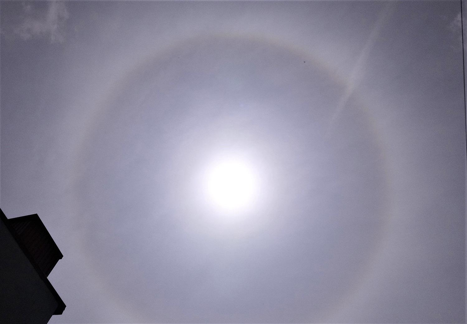 Saulę danguje apjuosė halas /