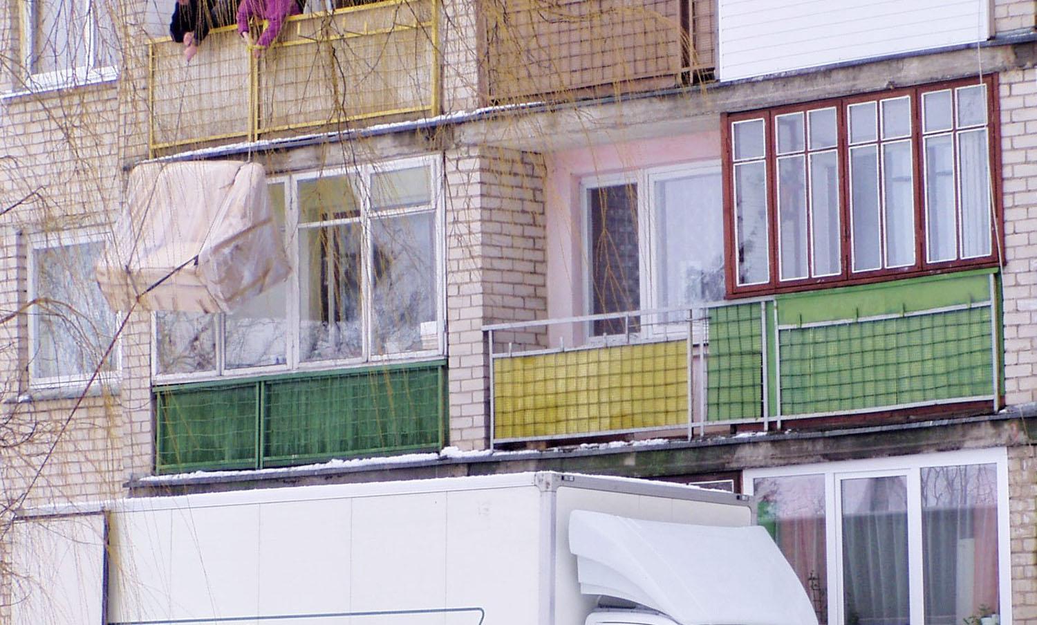 Savavališkai įstiklinus balkoną gali kilti problemų / Įstiklintas balkonas – ne visada privalumas.  Gedimino Nemunaičio nuotr.