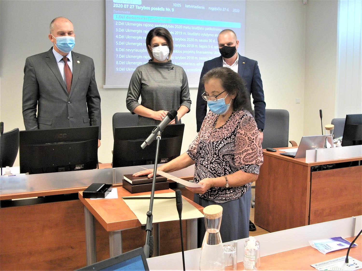 Savivaldybės taryboje – nauja priesaika / Priesaiką skaito nauja savivaldybės tarybos narė L. Dzigienė.  Autorės nuotr.