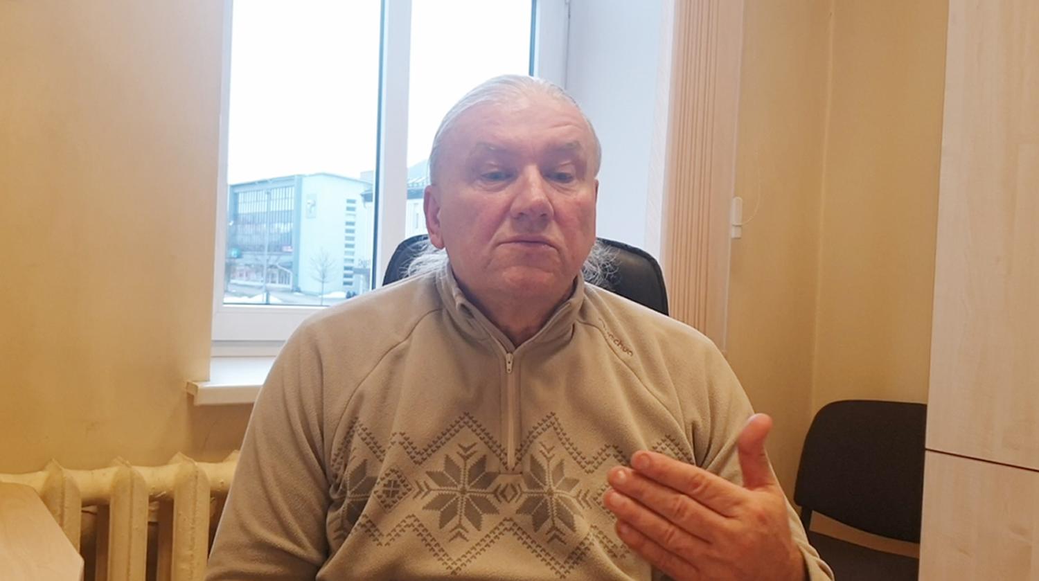 Scenos vyksmai „tamsiame kambaryje“ /