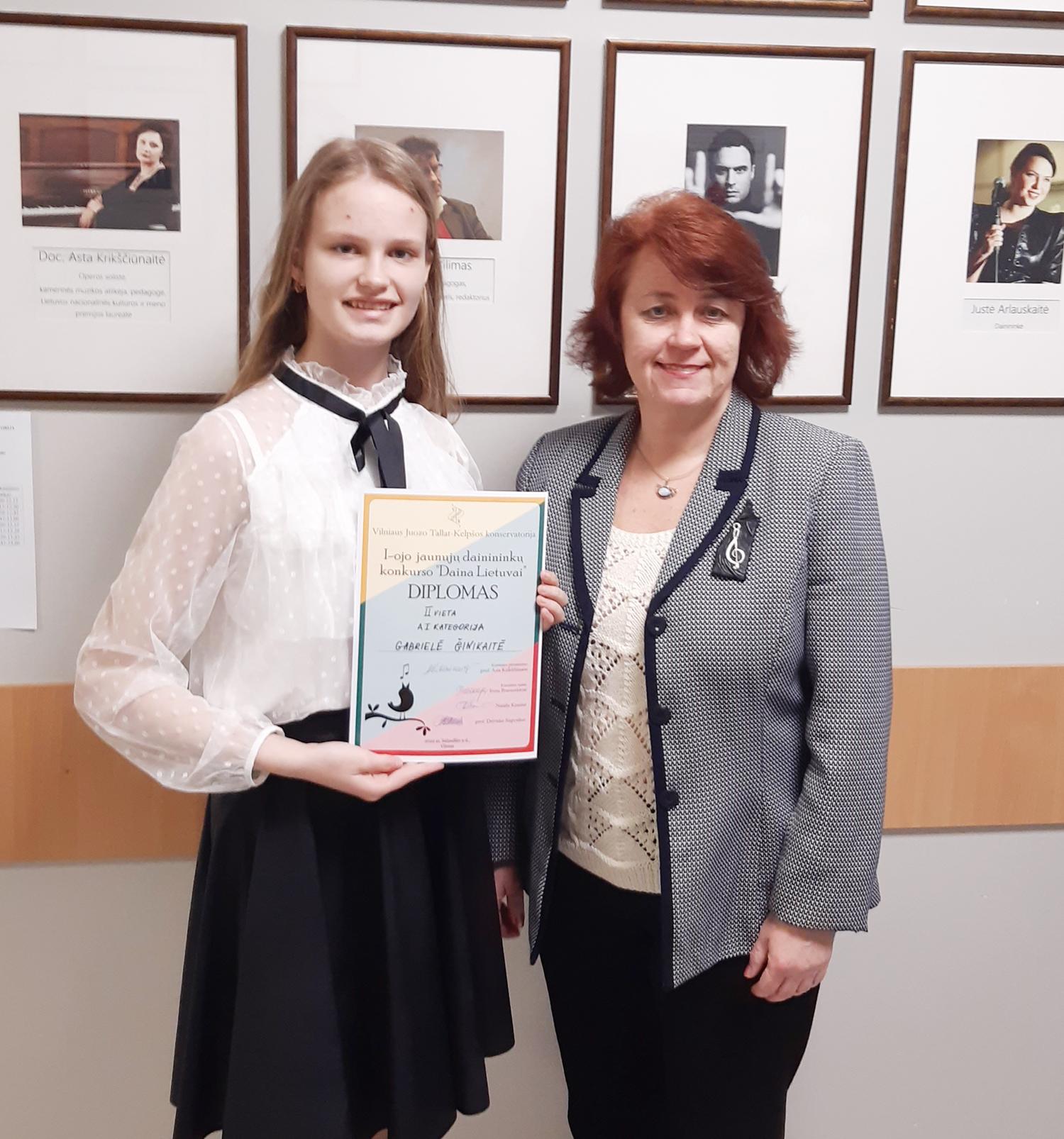Sėkmė lydėjo dainininkų konkurse / Gabrielė Činikaitė ir jos mokytoja Neringa Valinskienė.