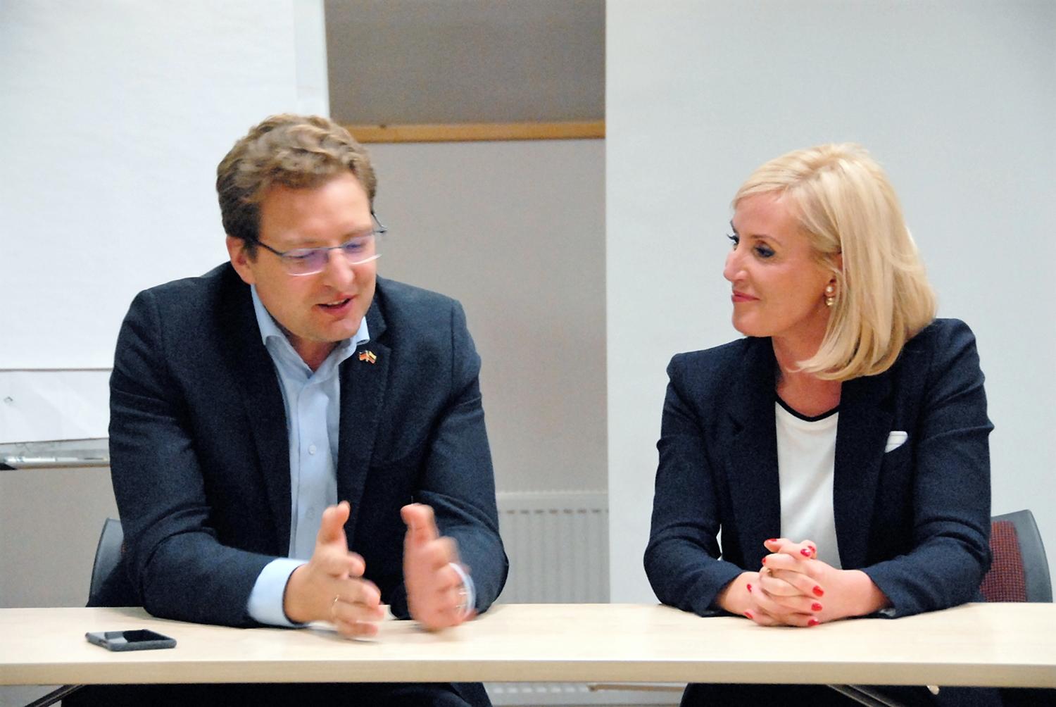 Seminare – apie naujus žurnalistikos iššūkius / Lietuvos žurnalistų sąjungos pirmininkas Dainius Radzevičius apie spaudos situaciją Širvintose teiravosi rajono merės Živilės Pinskuvienės.