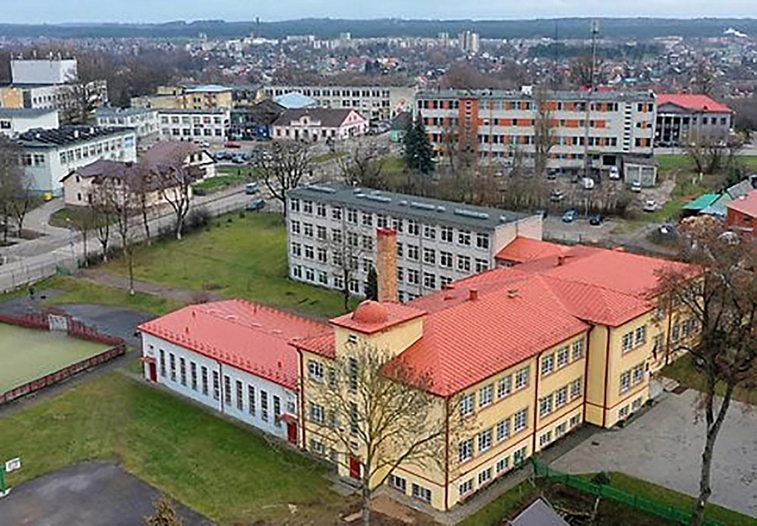 Senamiesčio progimnazijos stadionas bus atnaujintas / Progimnazijos stadiono laukia atnaujinimo darbai.