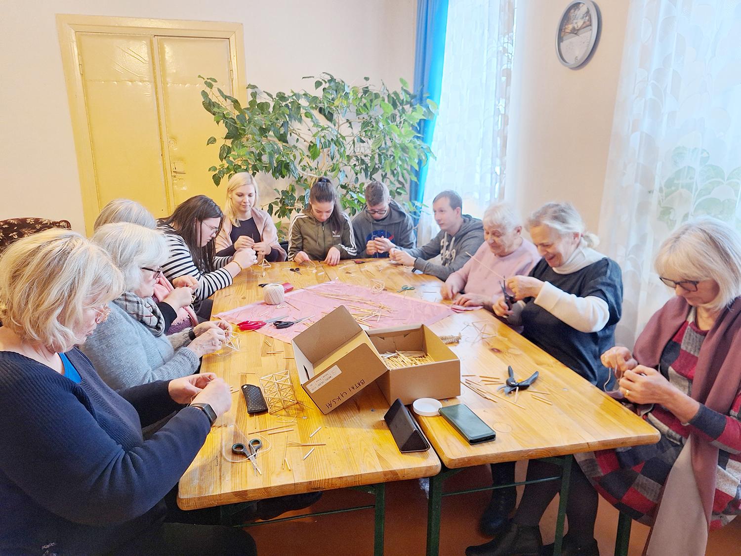 Šiaudiniai sodai suspindo Šventupės dvare / Šiaudinių sodų rišimo edukacijoje.